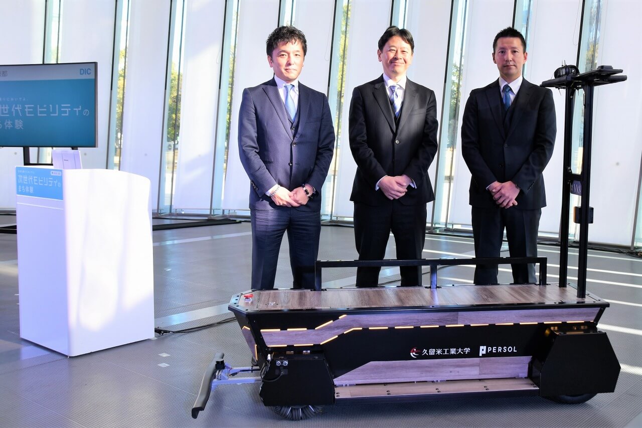 （左から）当社の新井執行役員、正木社長、澤田マネージャー