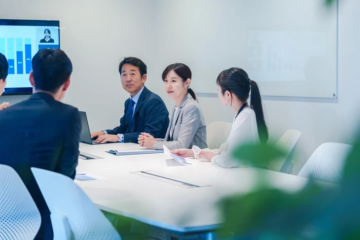 オフィスでの打ち合わせの様子